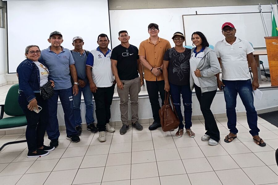 Grupo reunido em sala durante encontro com Agentes Comunitários de Saúde em Coari