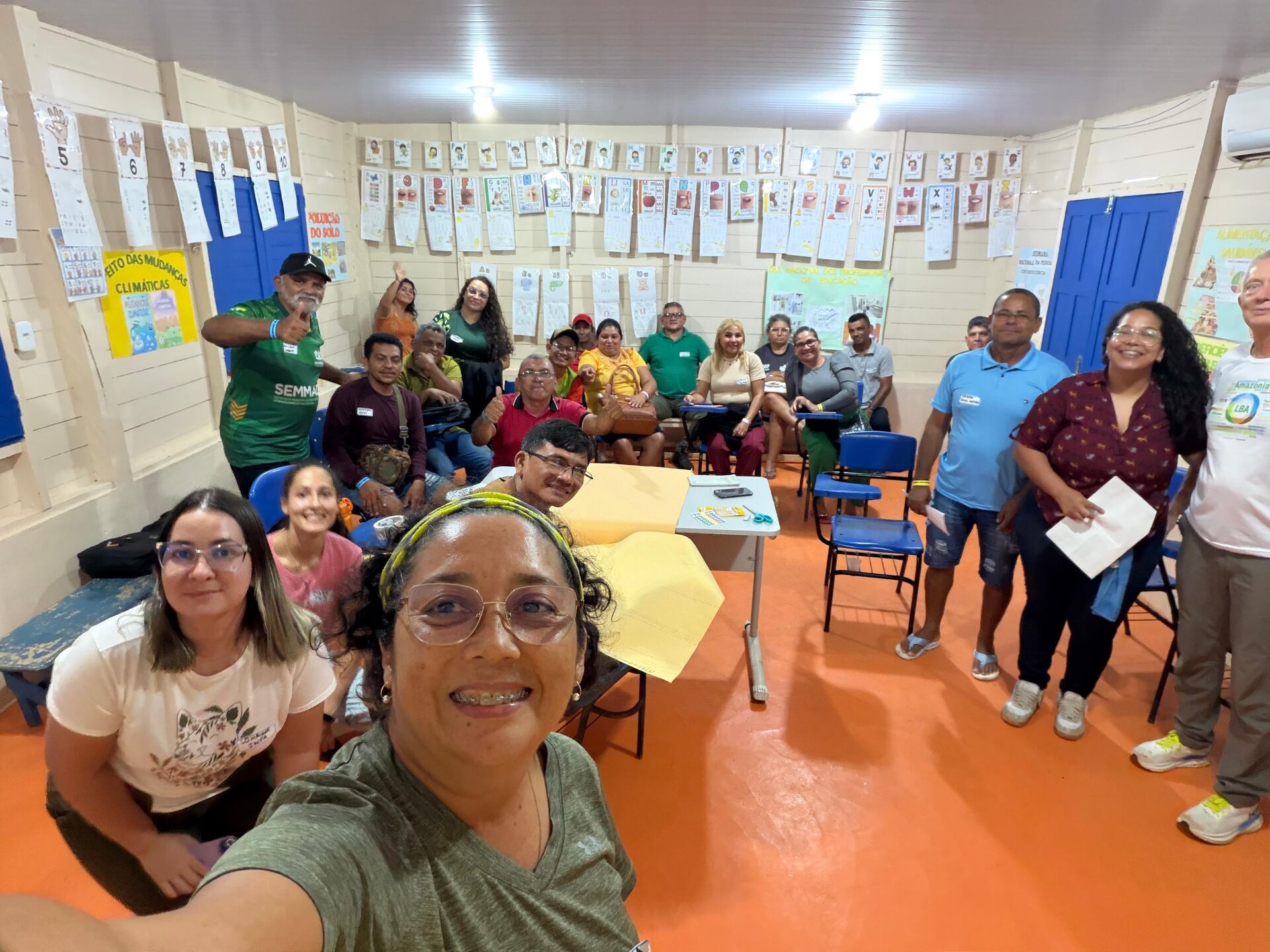 Selfie de grupo de comunitários e pesquisadores em sala, na primeira oficina participativa do Lago Janauacá