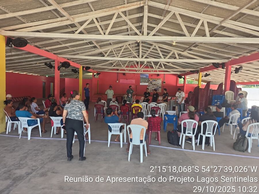 Reunião de apresentação do projeto em um galpão coberto