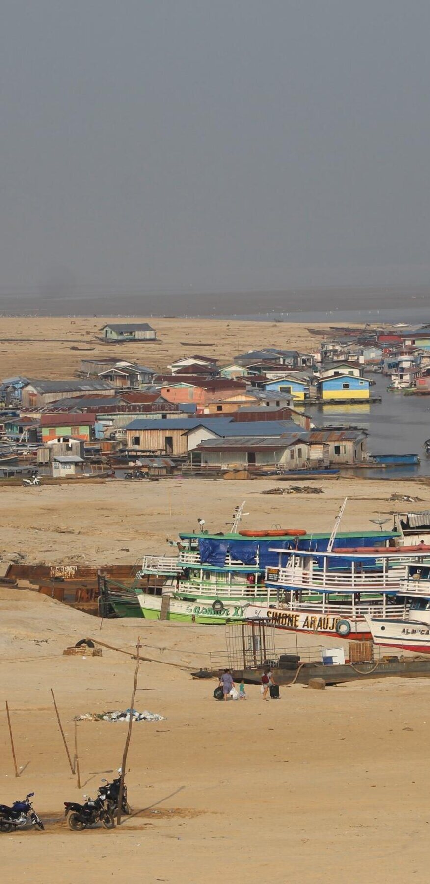 Casas flutuantes e barcos encalhados na areia