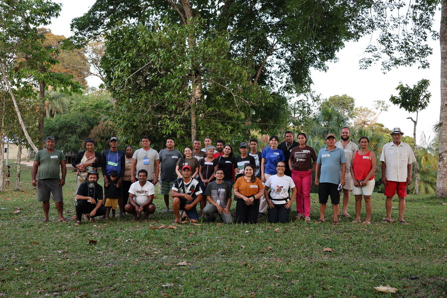 Grande grupo de comunitários ao ar livre em São Francisco do Arraia