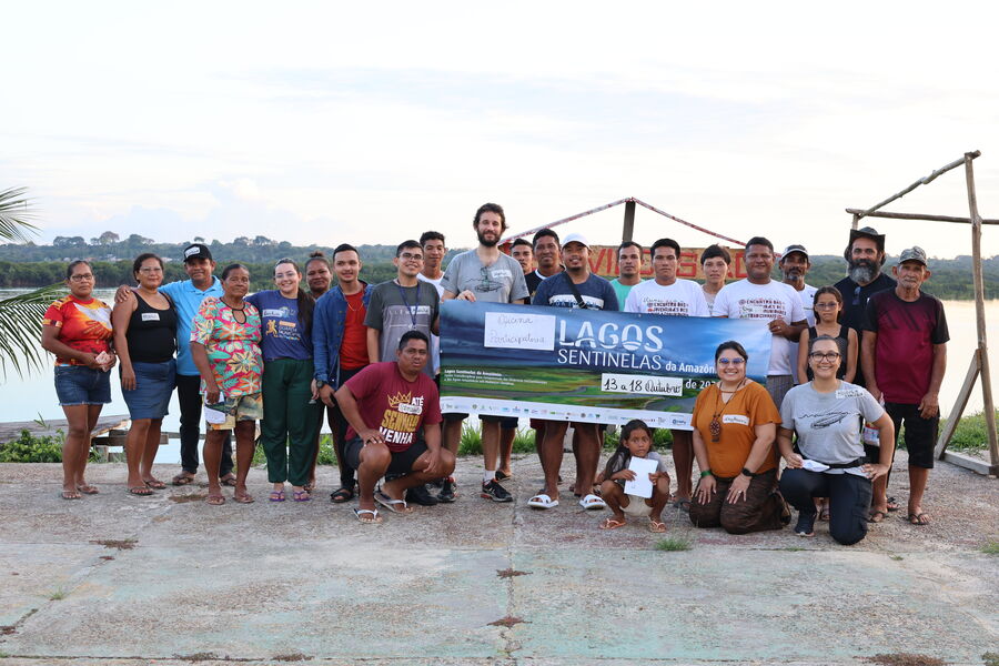 Grupo grande ao ar livre segurando a faixa do projeto no quilombo São Francisco do Bauana