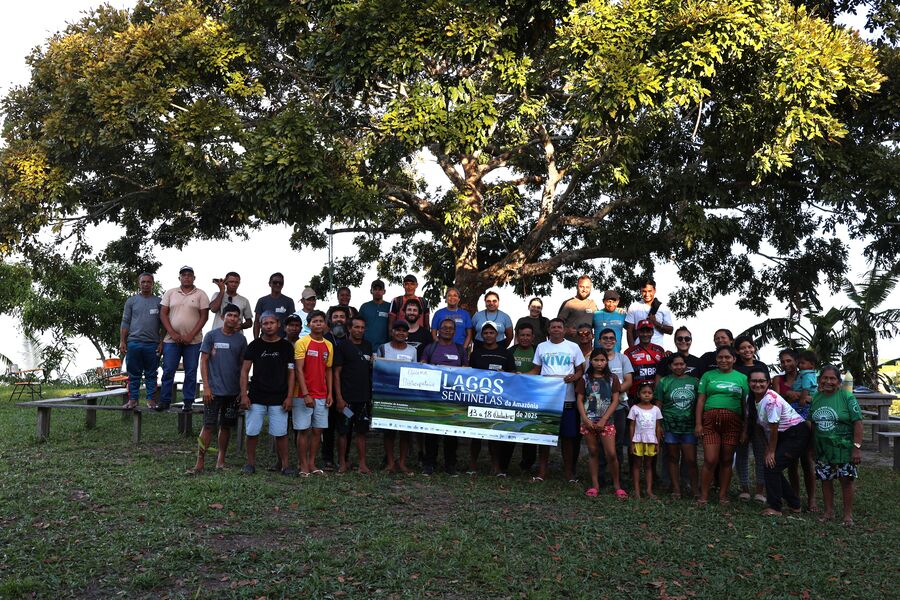 Grupo sob uma árvore segurando a faixa do projeto em Bom Jesus da Ponta da Castanha